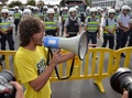 サッカーW杯のブラジル対カメルーン戦が行われたブラジリア（Brasilia）のスタジアム周辺でW杯に抗議するデモの参加者（2014年6月23日撮影）。(c)AFP/Edilson RODRIGUES