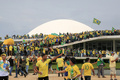 ブラジルの首都ブラジリアで、連邦議会の敷地内に侵入したジャイル・ボルソナロ前大統領支持者（2023年1月8日撮影）。(c)Sergio Lima / AFP
