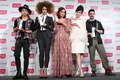 都内で開催されたヘアスタイリングブランド「サンスター VO5」の新作「スーパーキープヘアスプレイ」発表会。（右から）ヘアスタイリストのシャーリー・ル・マンデュ（CHARLIE LE MINDU）、VO5でヘアアレンジしたモデルたち、メイクを担当したSHIMAの奈良裕也（Yuya Nara、2011年3月8日撮影）。(c)MODE PRESS