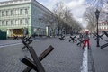 ウクライナ・オデッサの街中に置かれた対戦車障害物（2022年3月13日撮影、資料写真）。(c)BULENT KILIC / AFP