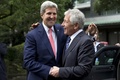 東京都千代田区の千鳥ヶ淵戦没者墓苑を訪れたジョン・ケリー（John Kerry）国務長官（右）とチャック・ヘーゲル（Chuck Hagel）国防長官（2013年10月3日撮影）。(c)AFP/POOL/FRANCK ROBICHON