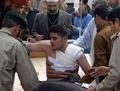 パキスタン北西部ペシャワル（Peshawar）で、イスラム武装勢力による襲撃があった学校で負傷し病院に運ばれる生徒（2014年12月16日撮影）。(c)AFP/A MAJEED