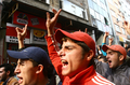 2007年10月20日、イスタンブール（Istanbul）で、クルド労働者党（Kurdistan Workers&apos; Party、PKK）に対する抗議デモを行う極右、民族主義者行動党（Nationalist Action Party、MHP）の支持者。(c)AFP/BULENT KILIC