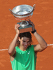全仏オープン・テニス2008男子シングルスを制し、表彰式でトロフィーを掲げるラファエル・ナダル。（2008年6月8日撮影）(c)AFP/PIERRE VERDY