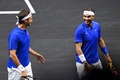 男子テニスの欧州チームとワールドチームの対抗戦、レーバー・カップ初日。試合中に笑い合う欧州チームのロジャー・フェデラー（左）/ラファエル・ナダル組（2022年9月23日撮影）。(c)Glyn KIRK / AFP