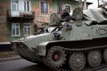 ウクライナ東部ドネツク（Donetsk）近郊にある親ロシア派勢力が掌握する村を走る装甲兵員輸送車（2014年11月12日撮影）。(c)AFP/MENAHEM KAHANA