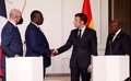 フランス・パリの大統領府で握手を交わすエマニュエル・マクロン大統領（右から2人目）とセネガルのマッキ・サル大統領（左から2人目）ら（2022年2月17日撮影）。(c)Ian LANGSDON / POOL / AFP