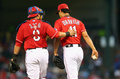 13MLBは24日、各地で試合が行われ、ダルビッシュ有（Yu Darvish）が先発したテキサス・レンジャーズ（Texas Rangers）は3-2でヒューストン・アストロズ（Houston Astros）に勝利し、ワイルドカード争いに踏みとどまった。

捕手のジオバニー・ソト（Geovany Soto、左）と言葉を交わすテキサス・レンジャーズのダルビッシュ有（2013年9月24日撮影）。(c)AFP/Getty Images/Ronald Martinez