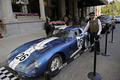 元レーシングドライバーでレーシングカーデザイナーのキャロル・シェルビー（Carroll Shelby）氏がつくった伝説のレーシングカー「シェルビー・コブラ・デイトナクーペ（Shelby Daytona Cobra Coupe CSX260）」が、オークションに出品されるのを前にニューヨーク（New York）の老舗ホテル、プラザホテル（Plaza Hotel）前に展示された。

　シェルビー・コブラ・デイトナクーペは6台のみ製造され、1965年に米国産レースカーとして初めて「国際マニュファクチャラーズ選手権（現在のスポーツカー世界選手権）」でフェラーリ（Ferrari）に勝利した。

　オークションは5月15日に米インディアナ（Indiana）州インディアナポリス（Indianapolis）で開催され、自動車の史上最高価格となる推計1000-1500万ドル（約10-15億円）の値段がつくとみられている（2009年4月28日撮影）。(c)AFP/Emmanuel Dunand