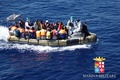 イタリア・シチリア（Sicily）島沖で救助された難民を乗せたボート（2014年9月14日イタリア海軍提供、資料写真）。(c)AFP/MARINA MILITARE