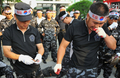 韓国・ソウル（Seoul）の日本大使館前で、日本の国鳥であるキジを殺しその内臓を食べ、竹島問題について日本に抗議する退役軍人（2008年7月17日撮影）。(c)AFP/KIM JAE-HWAN