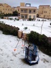 雪が積もったエジプト・カイロ（Cairo）から東に約40キロのマディナティ（Madinaty）の街並み（2013年12月13日撮影）。(c)AFP