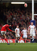 写真は、ペナルティキックを蹴るウェールズの%%James Hook%%（左）。(c)AFP/PAUL ELLIS