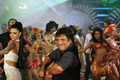 インド・ムンバイ（Mumbai）で、映画『Loot』の撮影に臨むボリウッド俳優のGovinda（中、2008年10月29日撮影）。(c)AFP/Sajjad HUSSAIN