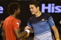 全豪オープンテニス、男子シングルス準々決勝。試合後に握手を交わすガエル・モンフィスとミロス・ラオニッチ（2016年1月27日撮影）。(c)AFP/PAUL CROCK