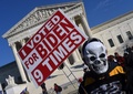 米首都ワシントンの連邦最高裁判所前で、大統領選の結果に抗議するドナルド・トランプ大統領の支持者ら（2020年12月12日撮影）。(c)Olivier DOULIERY / AFP