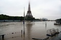 仏パリで、氾濫したセーヌ川とエッフェル塔（2016年6月1日撮影）。(c)AFP/BERTRAND GUAY