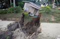 フィリピン中部ボホール（Bohol）島で起きた地震によりできた地割れの真上に立つ家（2013年10月24日提供）。(c)AFP/PHIVOLCS