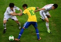サッカーコンフェデレーションズカップ2013（Confederations Cup 2013）グループA、ブラジル対日本。ブラジルのネイマール（Neymar da Silva Santos Junior、中央）をマークする内田篤人（Atsuto Uchida、左）と長谷部誠（Makoto Hasebe、2013年6月15日撮影）。(c)AFP/CHRISTOPHE SIMON