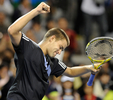 テニス、楽天オープン（%%Rakuten Japan Open Tennis Championships 2009%%）男子シングルス準決勝。ロシアのミハイル・ユーズニー（%%Mikhail Youzhny%%）は、大会第8シードのレイトン・ヒューイット（%%Lleyton Hewitt%%、オーストラリア）と対戦。ユーズニーは6-2、5-7、7-5で勝利し、決勝に進出した。写真は勝利に歓喜するミハイル・ユーズニー。（2009年10月10日撮影）(c)AFP/Toru YAMANAKA