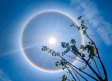 上空に光の輪「日暈」が出現 中国重慶市巫渓県 写真5枚 国際ニュース：AFPBB News