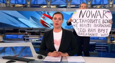 ロシアTVで抗議の女性、独紙の記者に