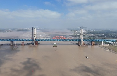中国東部 世界最大スパンの鉄道・道路併用バラストレス軌道斜張橋の主橋が接合 