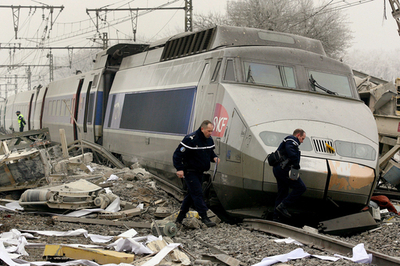 仏TGVがトラックと衝突、1人死亡、35人負傷