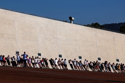 【今日の1枚】塀にもたれて、待ち人来ず? 豪