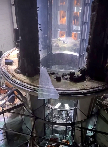 独ホテルで巨大水槽破裂 ロビー損壊、魚1500匹死ぬ