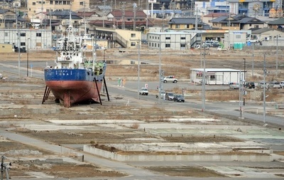 津波で打ち上げられた漁船、解体作業始まる 気仙沼