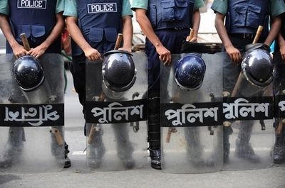 警察官も美しく、新人に「身だしなみ」講座 バングラデシュ