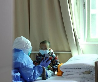 家族が新型肺炎に、残された2歳児を看護師28人が「ワンチーム」でお世話