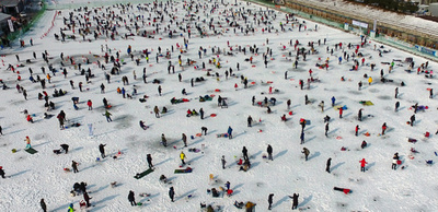 凍った川の上で穴釣り大会、韓国・華川