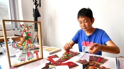 2000年の歴史誇る中国の影絵芝居 伝統に革新を加える職人たち