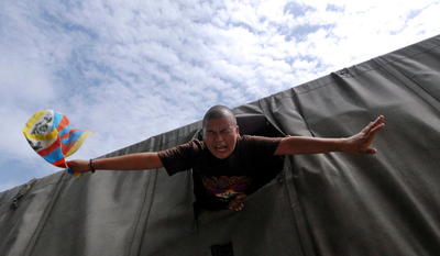 駐ネパール中国大使館前、チベット人500人以上が拘束