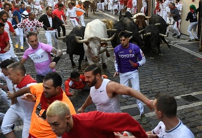 牛追い2日目 スペインの「サン・フェルミン祭」 