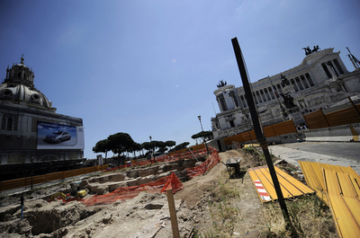 ローマのヴェネチア広場、一画から古代ローマの遺跡見つかる