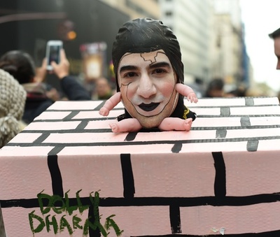 華やか衣装で練り歩く、米NYで復活祭のパレード