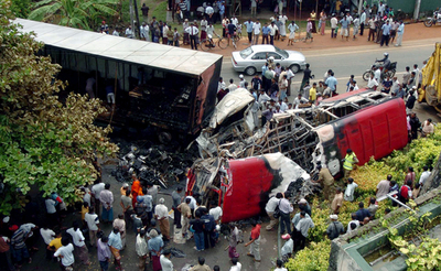 南部でバスとトラックの衝突、80人の死傷者 - スリランカ