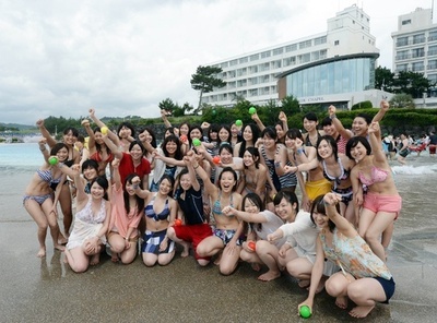 大磯ロングビーチでプール開き、1000人以上が初夏楽しむ