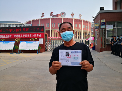 「人生最後」の大学入試に挑んだ71歳の受験生、中国・河南省