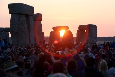 英ストーンヘンジの夏至祭り、今年は4万人集結