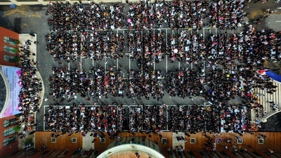 チョキチョキチョキチョキ…1400人で一斉カット、世界記録に挑戦