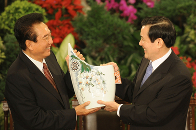 台湾総統、中国窓口機関代表と歴史的会談