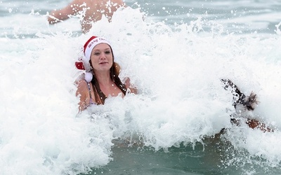 真夏のクリスマス、豪ボンダイ・ビーチ