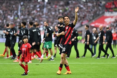 【写真特集】サッカー選手が子どもに見せる「パパ」の顔