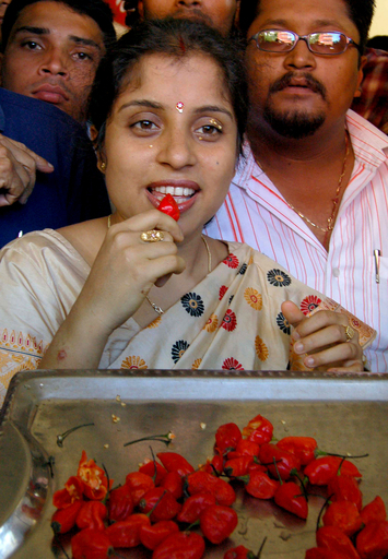 世界一の激辛唐辛子大食いギネスに挑戦 - インド