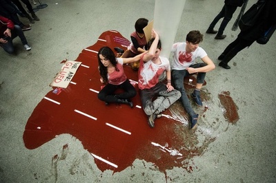 英ロンドンの駅で移民問題に抗議、ユーロスターに遅れ