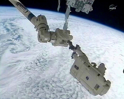 ディスカバリー、1回目の船外活動 宇宙の真空をボトルに詰める実験も